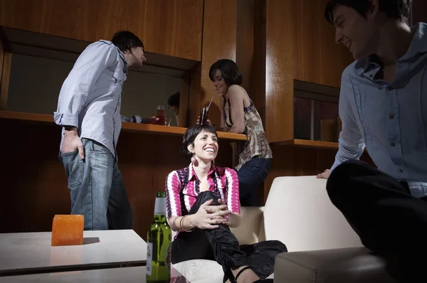 Grupo de personas en el bar — Foto de Stock