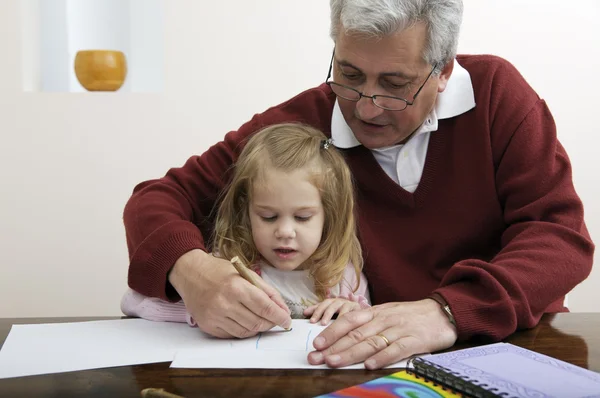 Abuelo con dibujo nieta — Foto de Stock