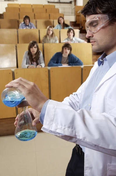 Nauczyciel chemii Wyświetlono doświadczenia chemiczne — Zdjęcie stockowe