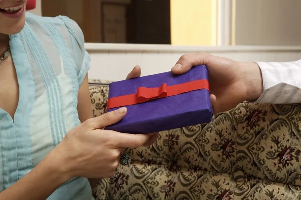 Male hand giving present — Stockfoto