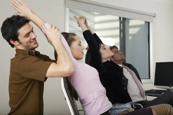 Sesión de yoga en reunión de negocios — Foto de Stock