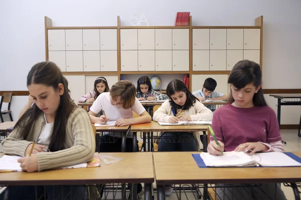 Clase de niños en edad escolar — Foto de Stock