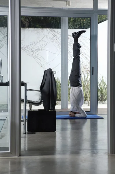 Empresario practicando yoga en la oficina — Foto de Stock