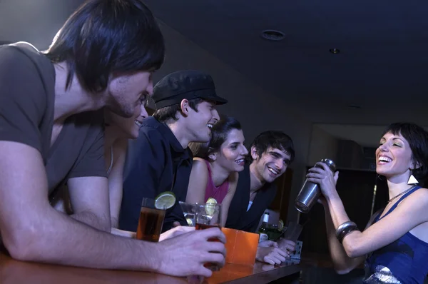 Gruppo di persone nel bar — Foto Stock