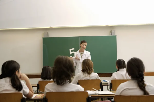 Profesora dando una lección — Foto de Stock