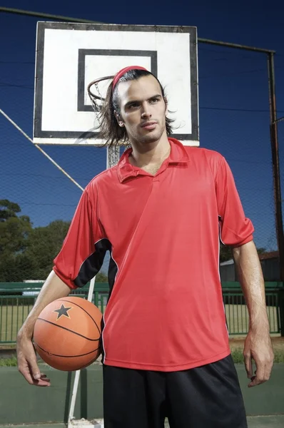 Jogador de basquete com bola — Fotografia de Stock