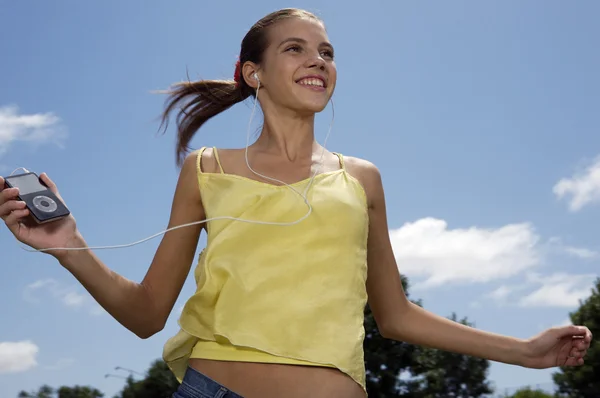 Adolescente écouter de la musique — Photo