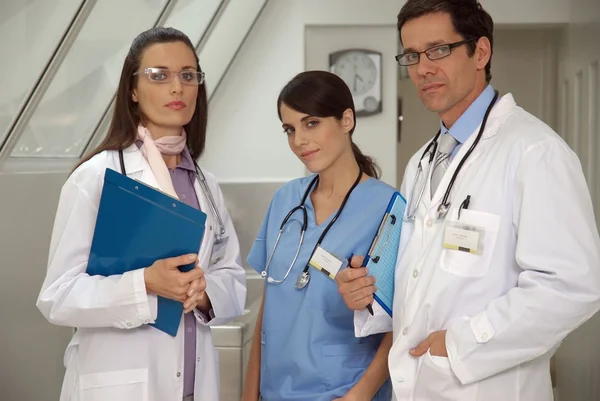 Pequeno grupo de médicos — Fotografia de Stock