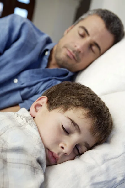 Padre e hijo durmiendo — Foto de Stock