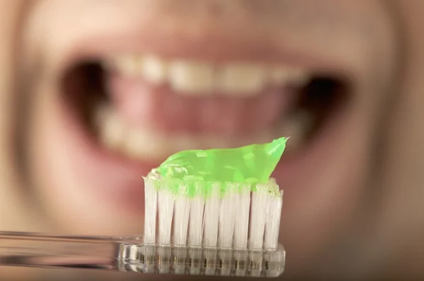 Szczoteczka do zębów, pasta do zębów i otwarte usta — Zdjęcie stockowe