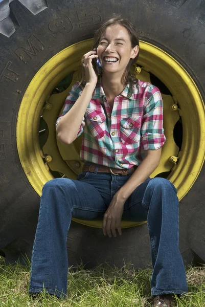 Giovane donna seduta al volante — Foto Stock