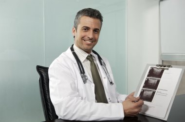 Ultrasonik tarama tutan doktor