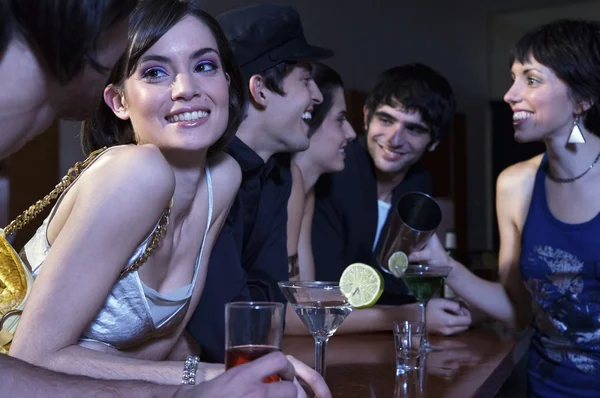 Grupo de pessoas no bar — Fotografia de Stock