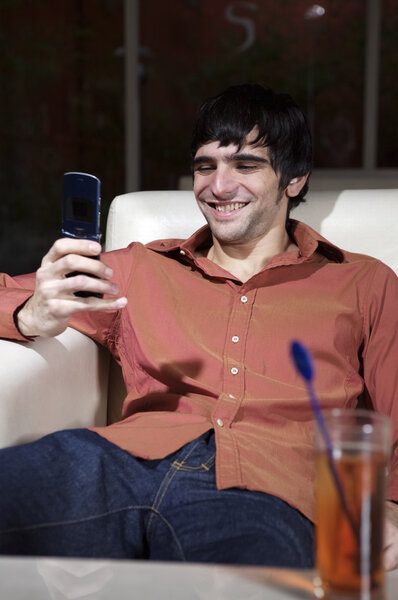 Человек, сидящий с телефоном
 