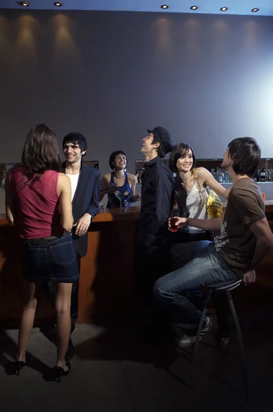 Gruppo di persone nel bar — Foto Stock