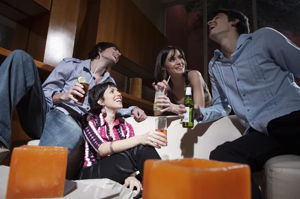 Grupo de personas en el bar — Foto de Stock