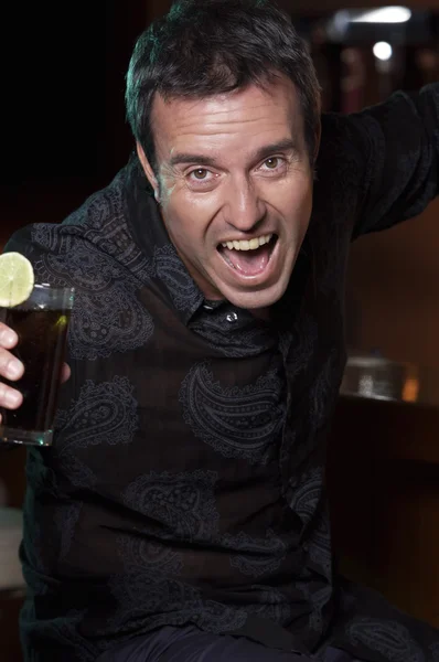 Uomo in possesso di bicchiere da cocktail — Foto Stock