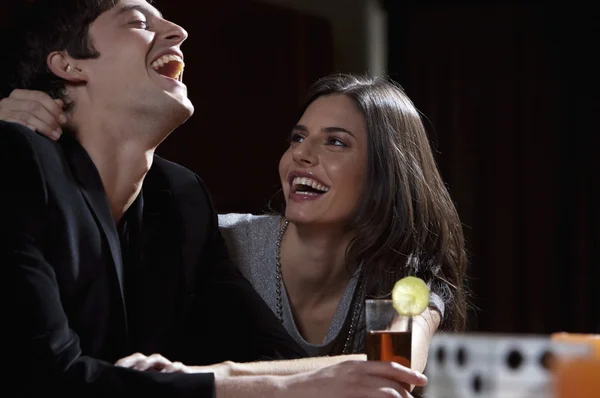 Casal flertando no bar — Fotografia de Stock