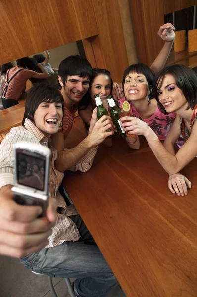Pessoas que tomam selfie com telefone — Fotografia de Stock