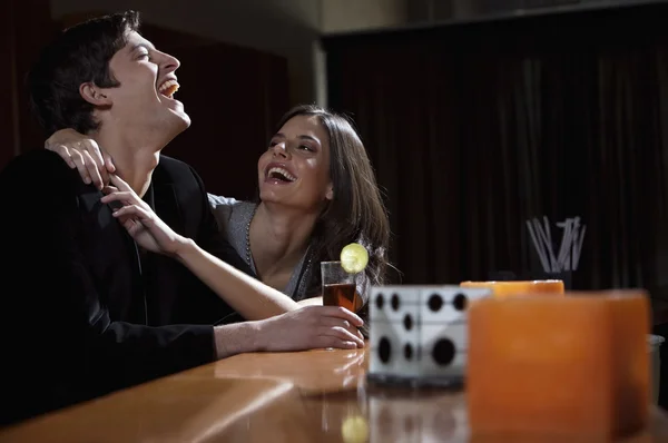 Casal flertando no bar — Fotografia de Stock