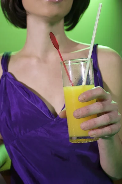Жінка з коктейлем в барі — стокове фото