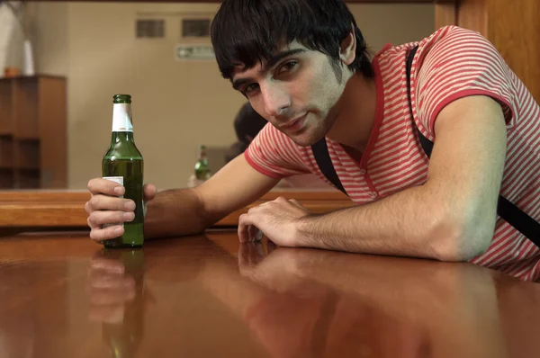 Νεαρός άνδρας με μπουκάλι μπύρας — Φωτογραφία Αρχείου