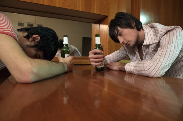 Два уставших человека в баре — стоковое фото
