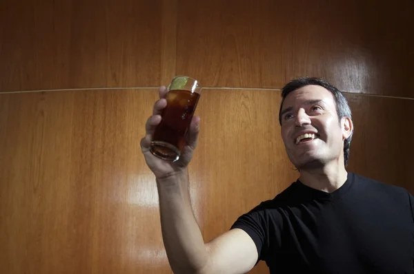 Homem segurando copo de cocktail — Fotografia de Stock