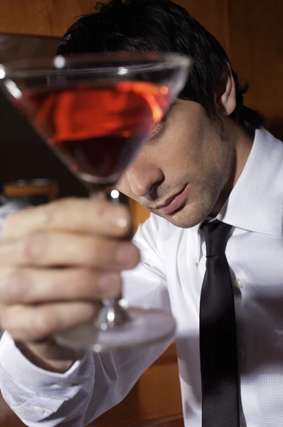 Jovem segurando bebida alcoólica — Fotografia de Stock