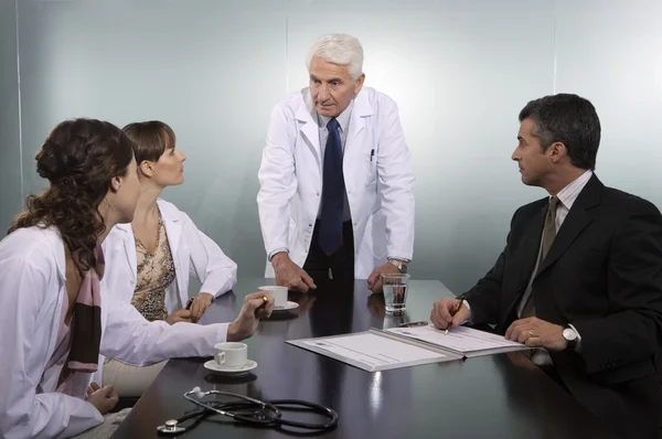 Le personnel hospitalier à la réunion du conseil — Photo