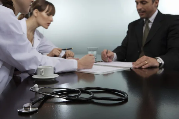 Personal del hospital en la reunión del consejo — Foto de Stock