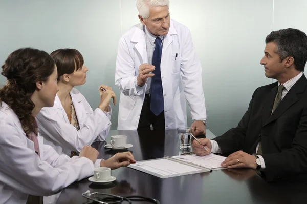 Le personnel hospitalier à la réunion du conseil — Photo