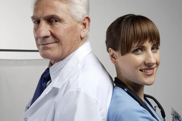 Dos generaciones de médicos — Foto de Stock