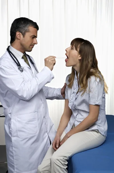 Médico examinando paciente — Foto de Stock