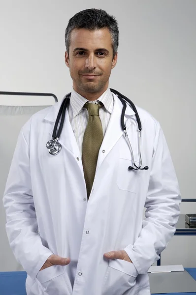 Arzt mit Stethoskop im Krankenhaus — Stockfoto