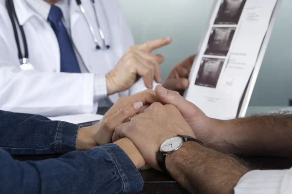 Médico que trabalha com pacientes no escritório — Fotografia de Stock