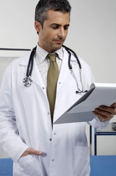 Врач-мужчина со стетоскопом в больнице — стоковое фото