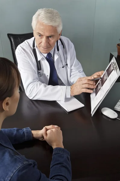 Médico que trabalha com paciente no consultório — Fotografia de Stock