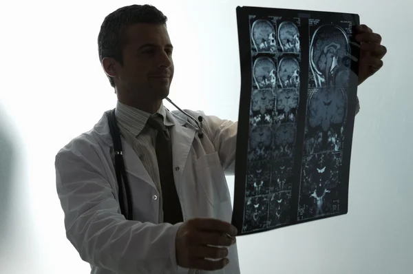 Doctor looking at MRI scan — Stock Photo, Image