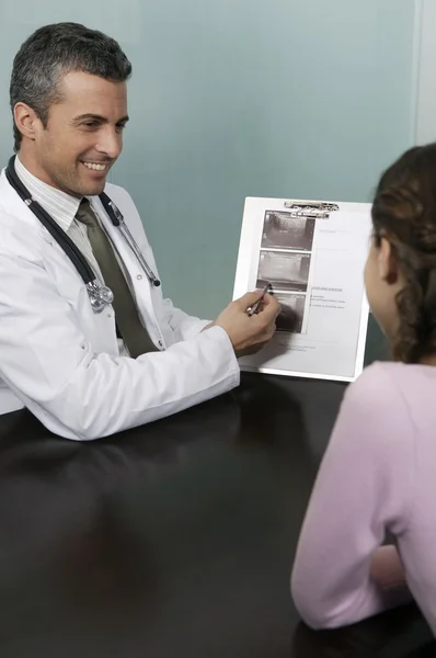 Arzt zeigt Ultraschalluntersuchung — Stockfoto
