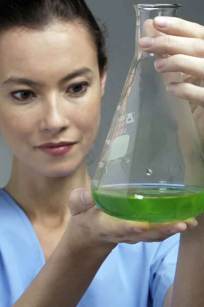Kobiece naukowca robi testy — Zdjęcie stockowe