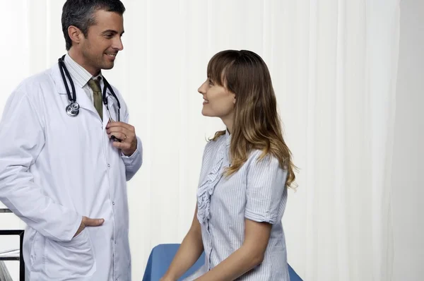 Médico conversando com paciente — Fotografia de Stock