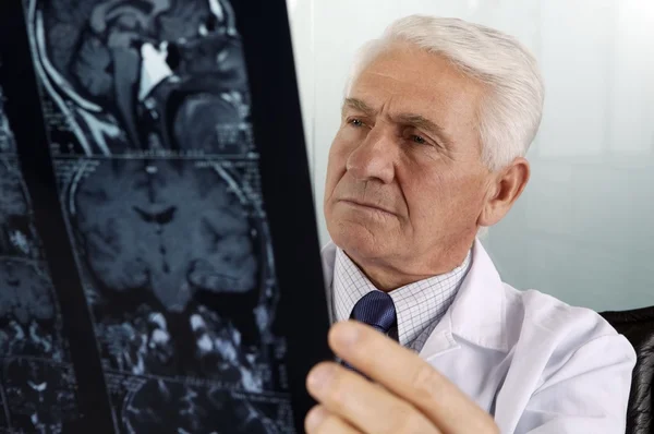 Médico a olhar para a ressonância magnética — Fotografia de Stock