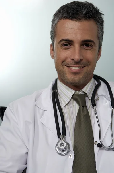 Retrato de médico masculino — Fotografia de Stock