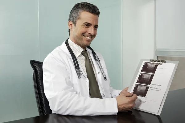 Doktor drží ultrazvukové kontroly — Stock fotografie
