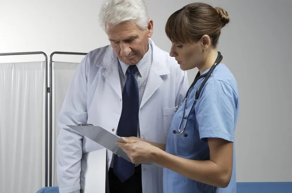 Dos generaciones de médicos — Foto de Stock