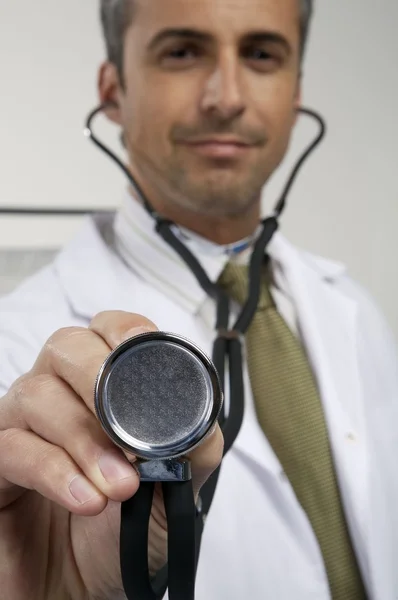 Чоловічий лікар зі стетоскопом в лікарні — стокове фото