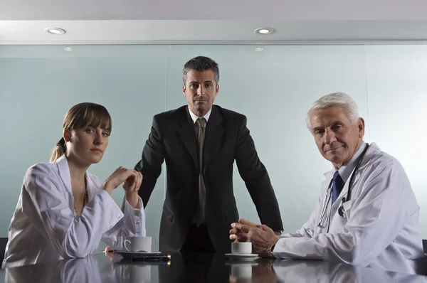 Krankenhauspersonal bei Vorstandssitzung — Stockfoto