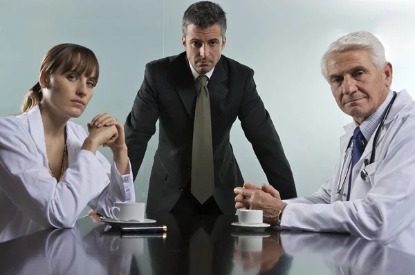 Le personnel hospitalier à la réunion du conseil — Photo