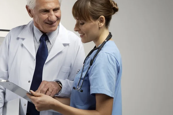 Dos generaciones de médicos — Foto de Stock